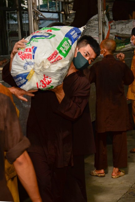 Continuing to support people in need in the Covid-19 pandemic of Hoang Phap Pagoda (series 2)